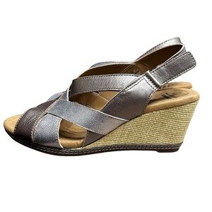 Clarks Women's Helio Coral Wedge Sandal Size 9.5 Leather Silver Metallic Comfy